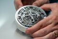 「ブガッティ トゥールビヨン」に搭載されるアナログ・インストゥルメントクラスター。