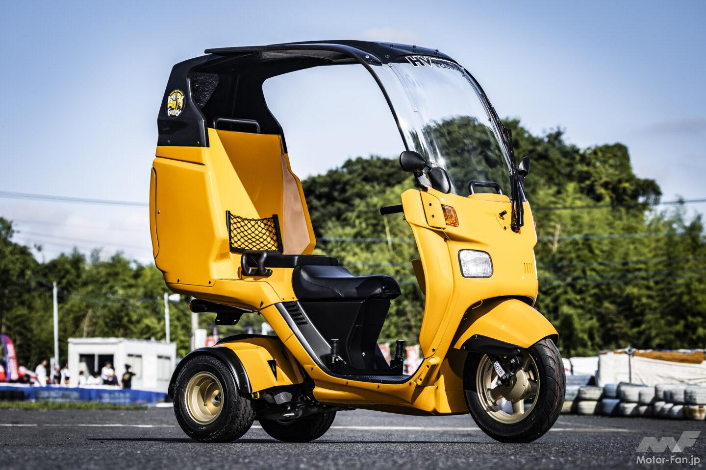 OVERレーシング製マフラーを装備した2人乗り仕様のジャイロキャノピー