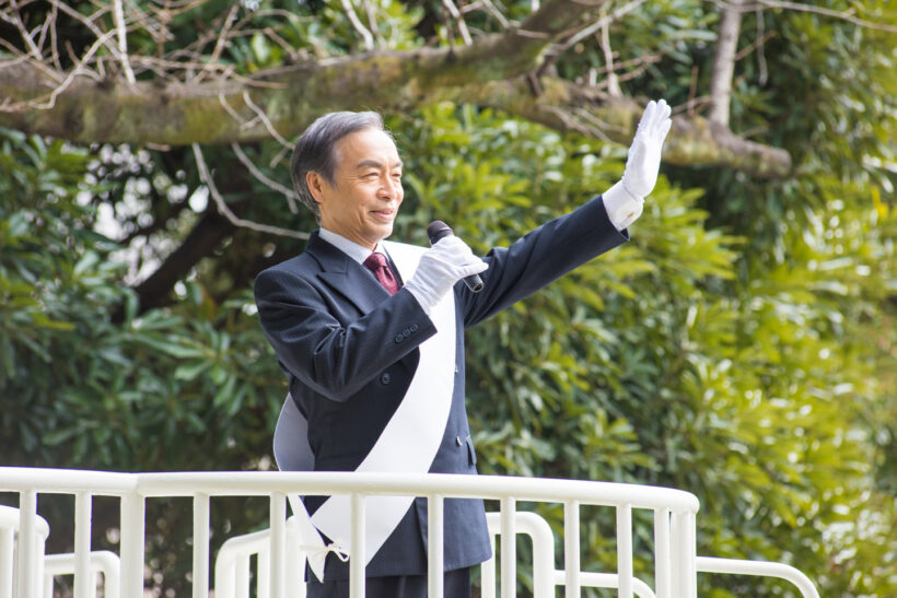 選挙演説をする人
