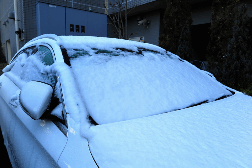 雪に埋もれたクルマ