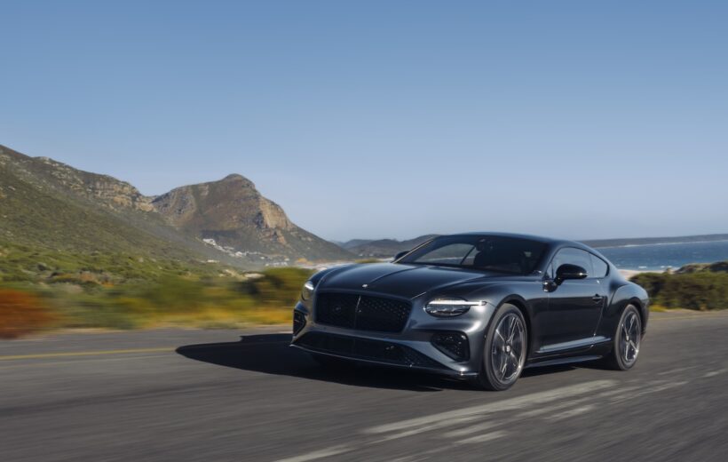 「ベントレー コンチネンタル GT S」の走行シーン。