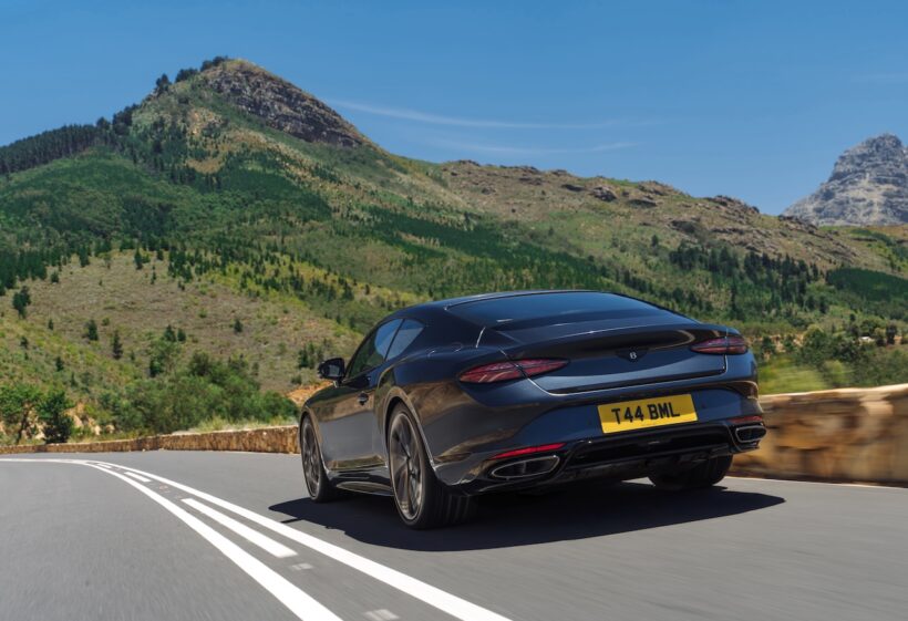 「ベントレー コンチネンタル GT S」の走行シーン。