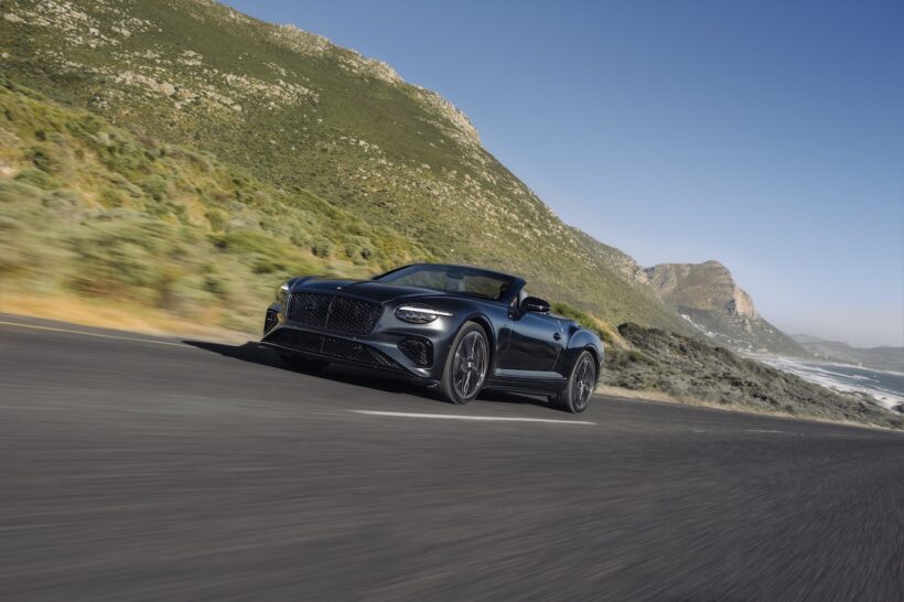 「ベントレー コンチネンタル GTC S」の走行シーン。