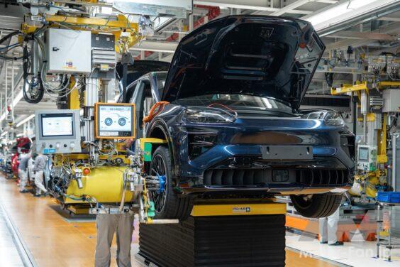 ポルシェの最新フル電動SUV「カイエン・エレクトリック」の本格的な製造が、スロバキアのブラチスラバ工場でスタートした。