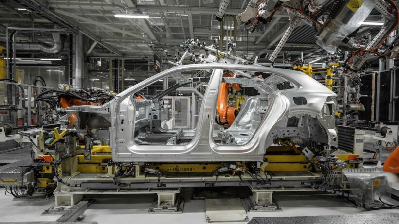 ポルシェの最新フル電動SUV「カイエン・エレクトリック」の本格的な製造が、スロバキアのブラチスラバ工場でスタートした。