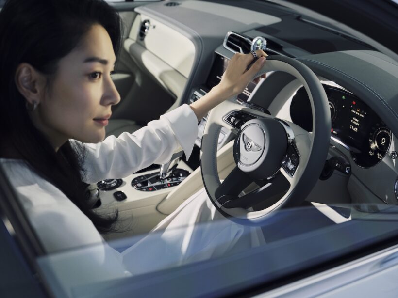 日本限定10台の特別仕様車「ベントレー ベンテイガ サムシングブルー コレクション バイ マリナー」。