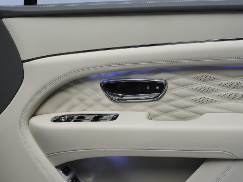 日本限定10台の特別仕様車「ベントレー ベンテイガ サムシングブルー コレクション バイ マリナー」。