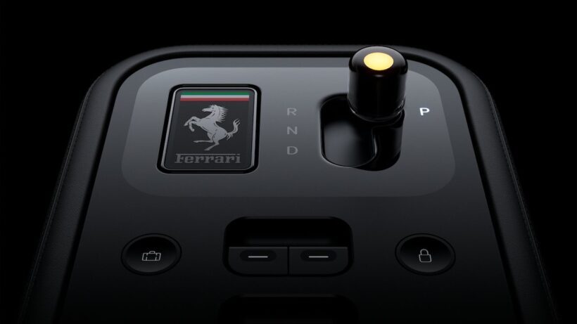 新型フル電動スポーツ「フェラーリ ルーチェ」のセンターコンソール。