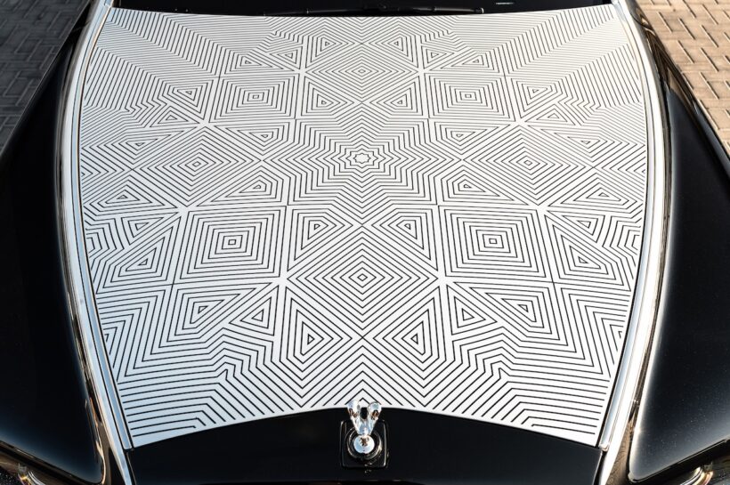 ファントム アラベスクのボンネットには、5年の歳月をかけて完成した、ロールス・ロイス初のレーザー彫刻技術が導入された。