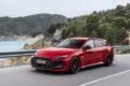 新型「アウディ RS 5 アバント」の走行シーン。