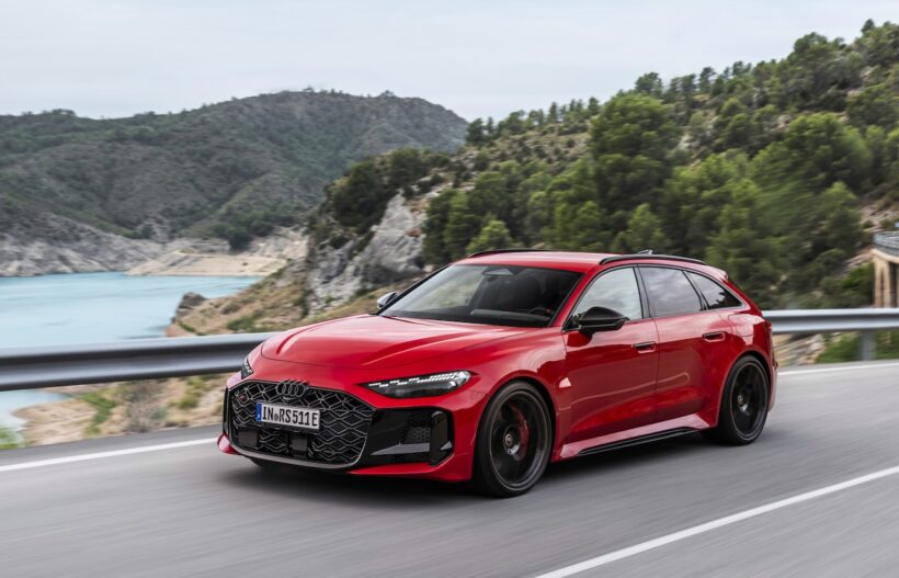 新型「アウディ RS 5 アバント」の走行シーン。