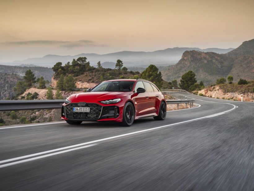 新型「アウディ RS 5 アバント」の走行シーン。