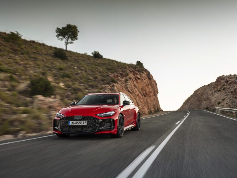 新型「アウディ RS 5 アバント」の走行シーン。