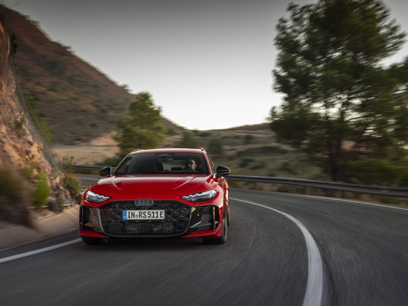 新型「アウディ RS 5 アバント」の走行シーン。