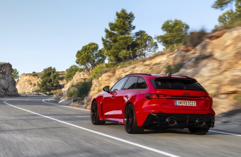 新型「アウディ RS 5 アバント」の走行シーン。