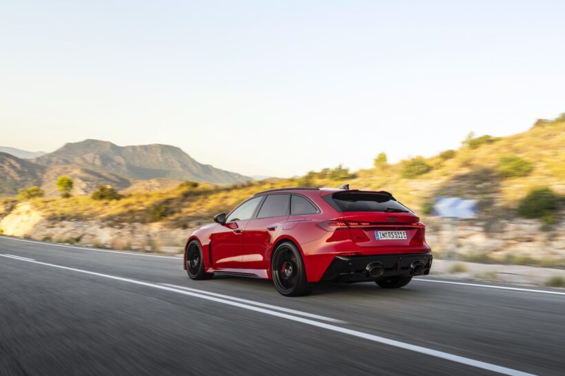 新型「アウディ RS 5 アバント」の走行シーン。