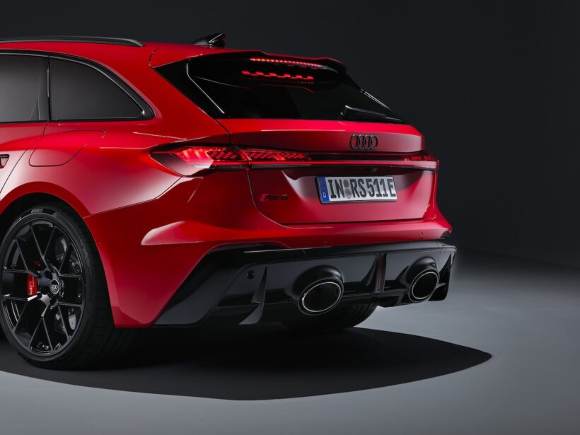 新型「アウディ RS 5 アバント」のエクステリア。