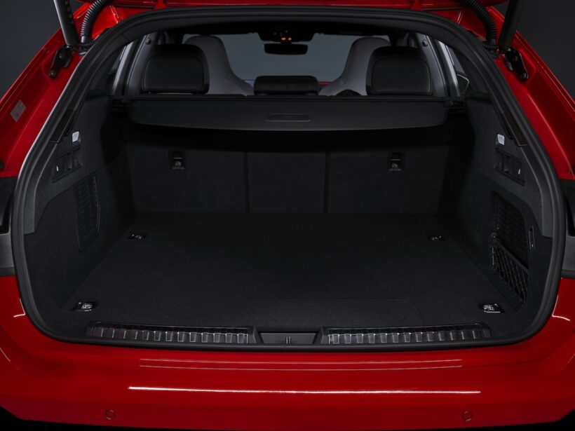 新型「アウディ RS 5 アバント」のラゲッジスペース。
