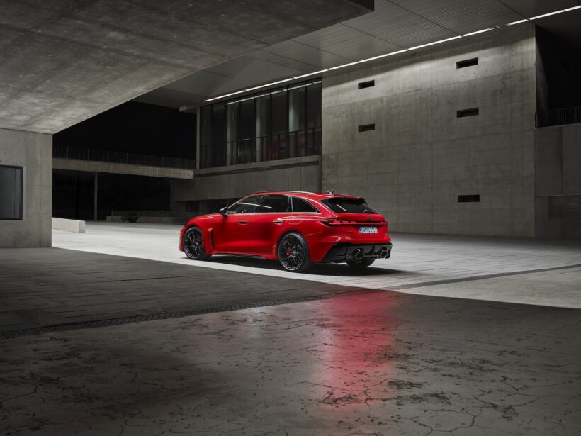 新型「アウディ RS 5 アバント」のエクステリア。