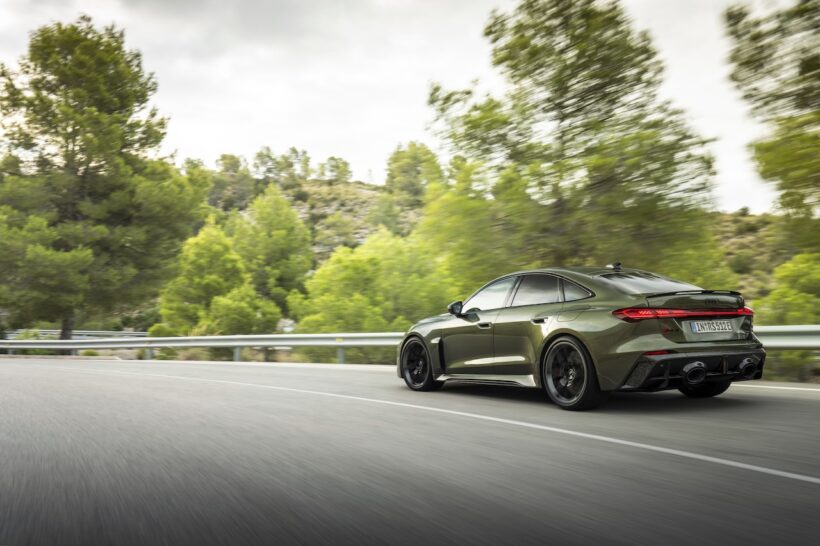 新型「アウディ RS 5 セダン」の走行シーン。