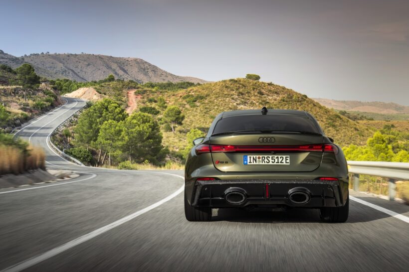 新型「アウディ RS 5 セダン」の走行シーン。