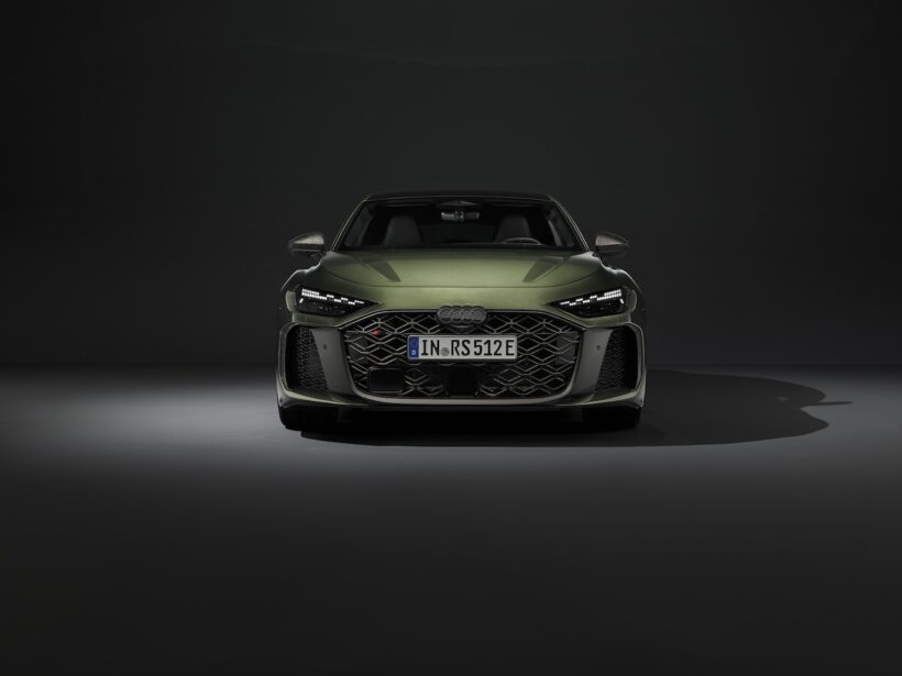 新型「アウディ RS 5 セダン」のエクステリア。