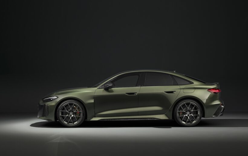 新型「アウディ RS 5 セダン」のエクステリア。