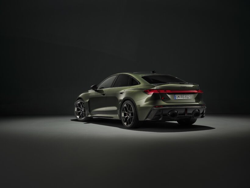 新型「アウディ RS 5 セダン」のエクステリア。