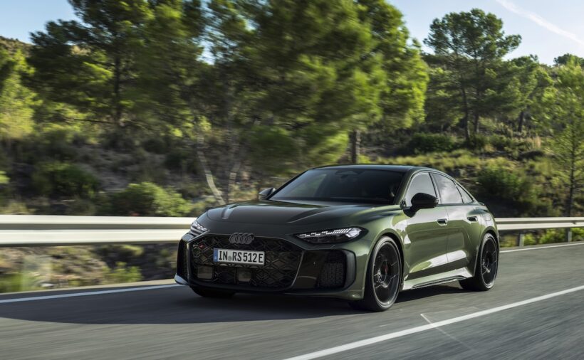 新型「アウディ RS 5 セダン」の走行シーン。