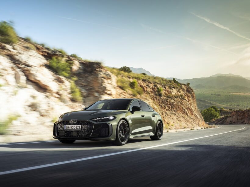 新型「アウディ RS 5 セダン」の走行シーン。