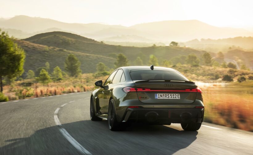 新型「アウディ RS 5 セダン」の走行シーン。