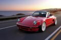 「ポルシェ 911 カレラ カブリオレ リイマジンド バイ シンガー」の走行シーン。