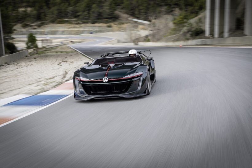 「フォルクスワーゲン ゴルフ GTI ロードスター」の走行シーン。