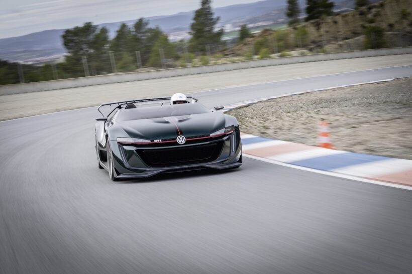 「フォルクスワーゲン ゴルフ GTI ロードスター」の走行シーン。