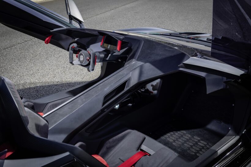 「フォルクスワーゲン ゴルフ GTI ロードスター」のコクピット。