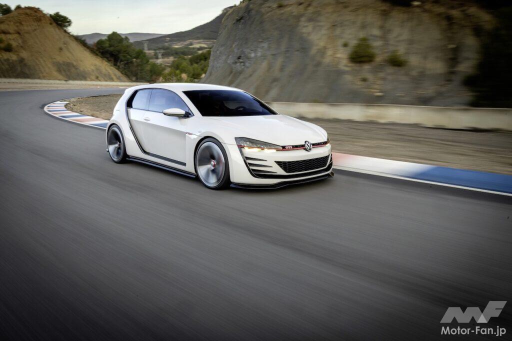 「フォルクスワーゲン ゴルフ デザイン ヴィジョン GTI」の走行シーン。