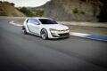 「フォルクスワーゲン ゴルフ デザイン ヴィジョン GTI」の走行シーン。