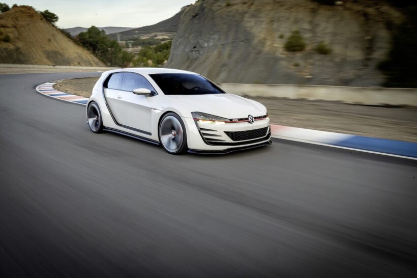 「フォルクスワーゲン ゴルフ デザイン ヴィジョン GTI」の走行シーン。