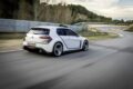 「フォルクスワーゲン ゴルフ デザイン ヴィジョン GTI」の走行シーン。