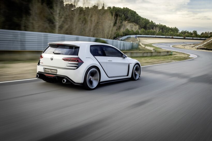 「フォルクスワーゲン ゴルフ デザイン ヴィジョン GTI」の走行シーン。
