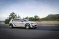「フォルクスワーゲン ゴルフ デザイン ヴィジョン GTI」の走行シーン。