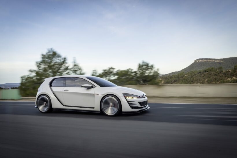 「フォルクスワーゲン ゴルフ デザイン ヴィジョン GTI」の走行シーン。