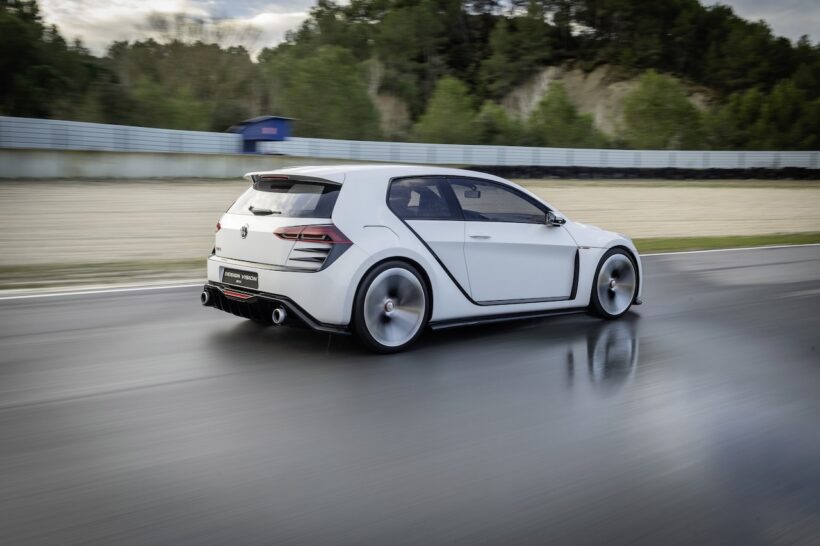 「フォルクスワーゲン ゴルフ デザイン ヴィジョン GTI」の走行シーン。