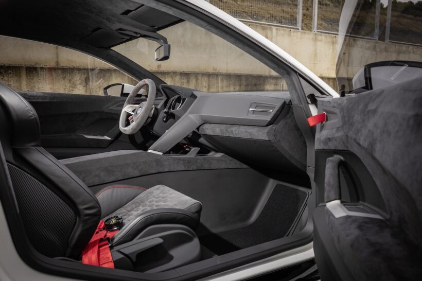 「フォルクスワーゲン ゴルフ デザイン ヴィジョン GTI」のコクピット。