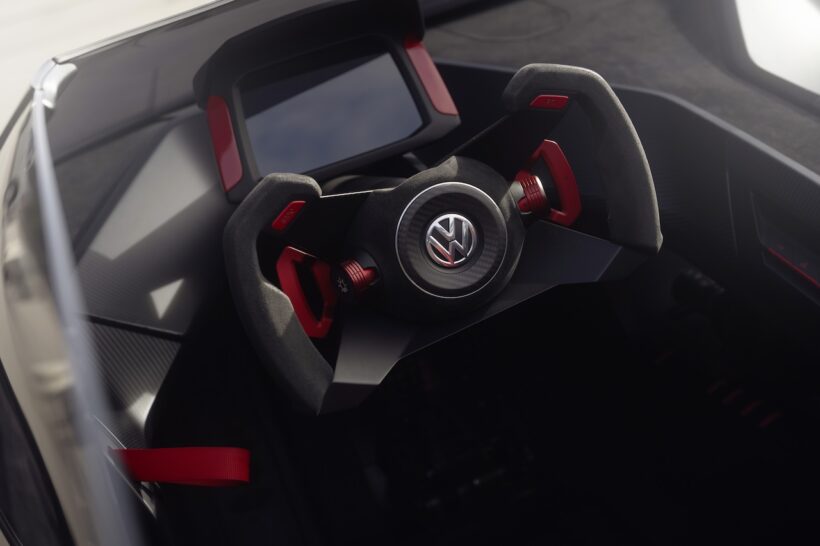 「フォルクスワーゲン ゴルフ GTI ロードスター」のコクピット。