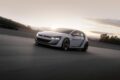 「フォルクスワーゲン ゴルフ デザイン ヴィジョン GTI」の走行シーン。