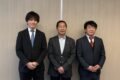右からジェイズ・コーポレーションの梅本淳一代表取締役、セントラルサーキットアンバサダーの土屋圭一氏、中尾慶太管理本部長