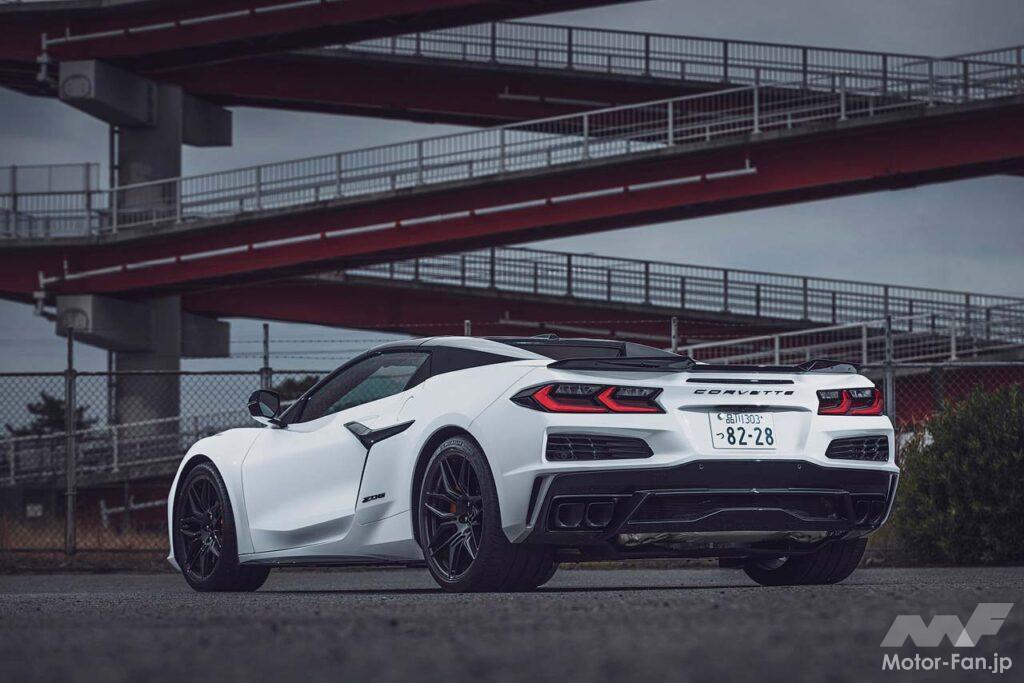 「Z06」の名称は1963年、2代目コルベットに設定されたレース向けオプションパッケージの名に由来する。なお、本国仕様のマフラーはセンター4本出しとなるが、日本仕様は騒音規制への対応からノーマルと同じ角形左右2本出しとなる。