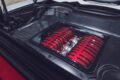 レッドのカムシャフトカバーが眩しい5.5リッターV8DOHC「LT6」ユニット。その組み立てはひとりの熟練職人が全工程を担当し、そのサインプレートがインテークマニホールド部分に装着される。