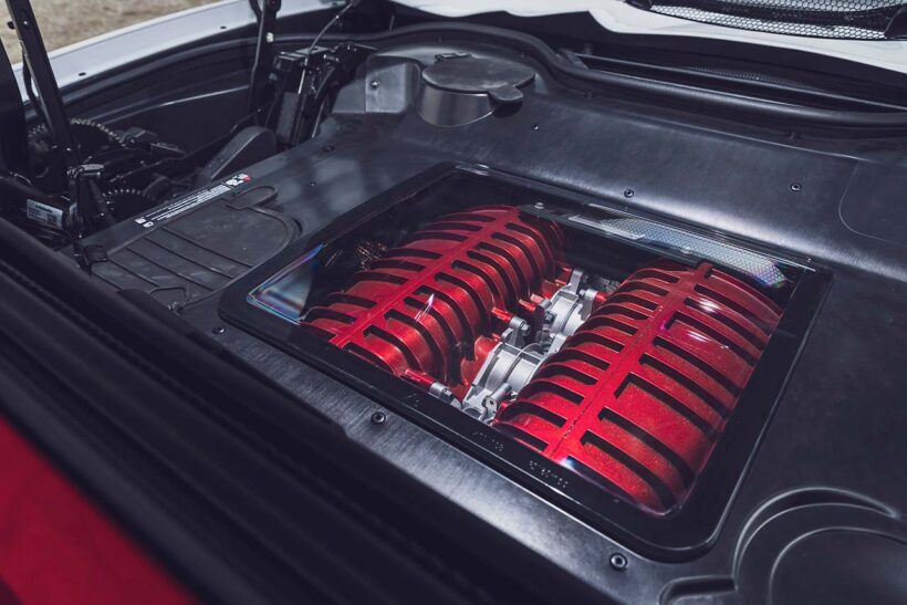 レッドのカムシャフトカバーが眩しい5.5リッターV8DOHC「LT6」ユニット。その組み立てはひとりの熟練職人が全工程を担当し、そのサインプレートがインテークマニホールド部分に装着される。
